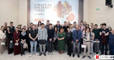 Koszorúzás és interaktív foglalkozás a magyar költészet napja alkalmából